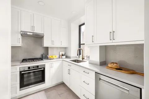 $2,350,000 | 119 West 71st Street, Unit 9B | Upper West Side