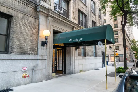 $2,195,000 | 176 West 87th Street, Unit 2B | Upper West Side