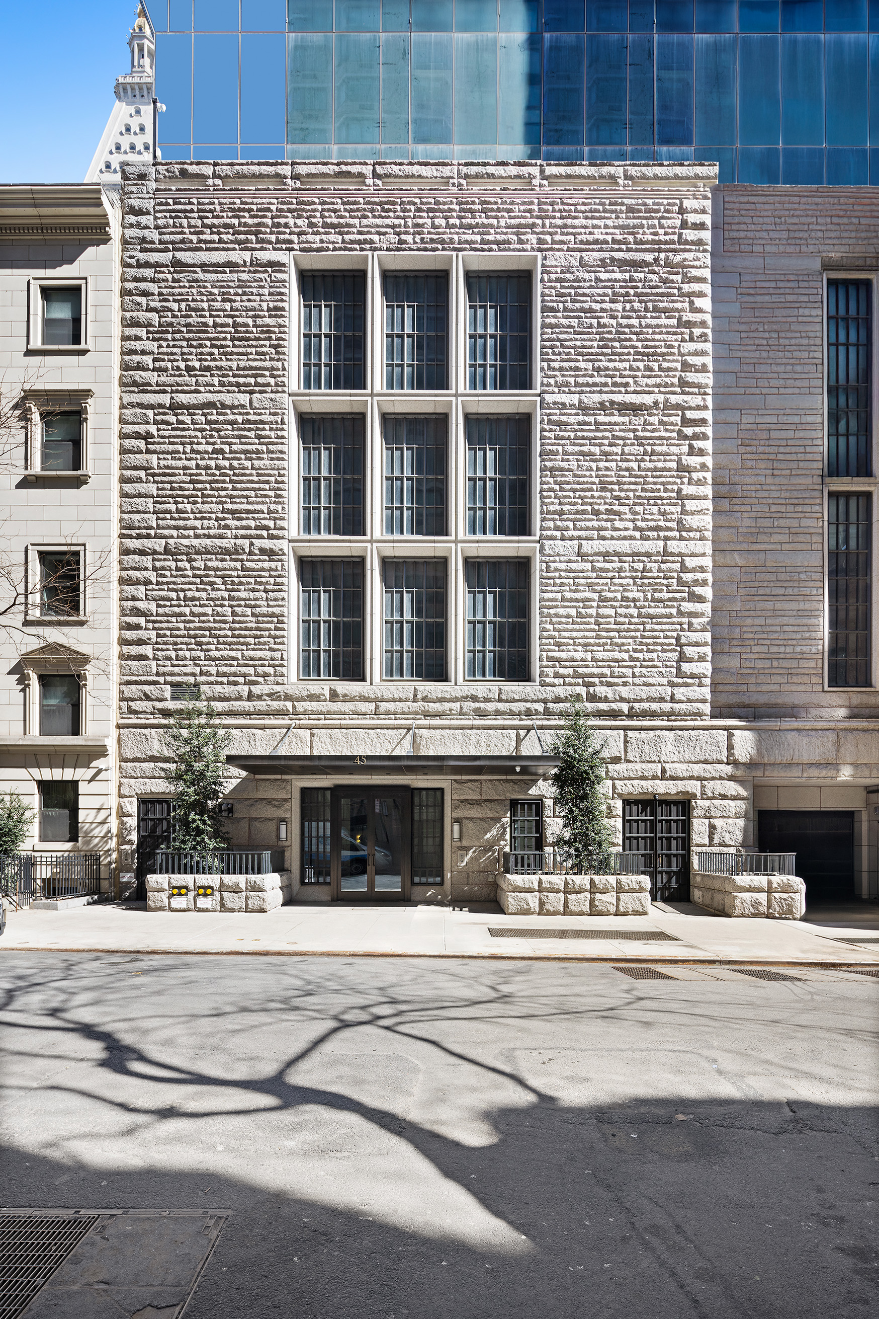 45 East 22nd Street, Unit 32B Manhattan, NY 10010 - Photo 35 of 36 a building that has a street sign on it