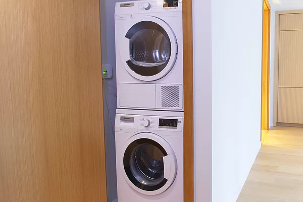565 Broome Street, Unit N6J Manhattan, NY 10013 - Photo 11 of 27 a utility room with dryer and washer