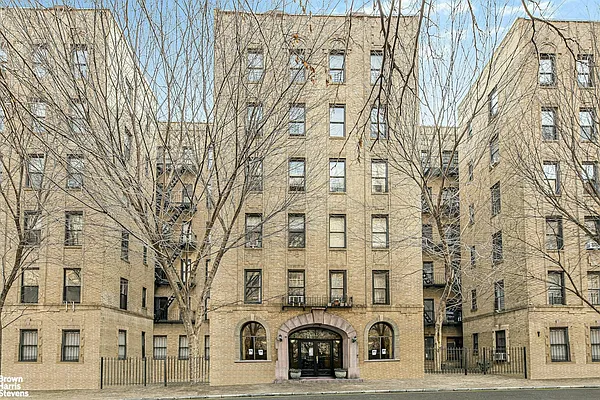 225 Bennett Avenue, Unit 5H Manhattan, NY 10040 - Photo 8 of 10 front view of a building