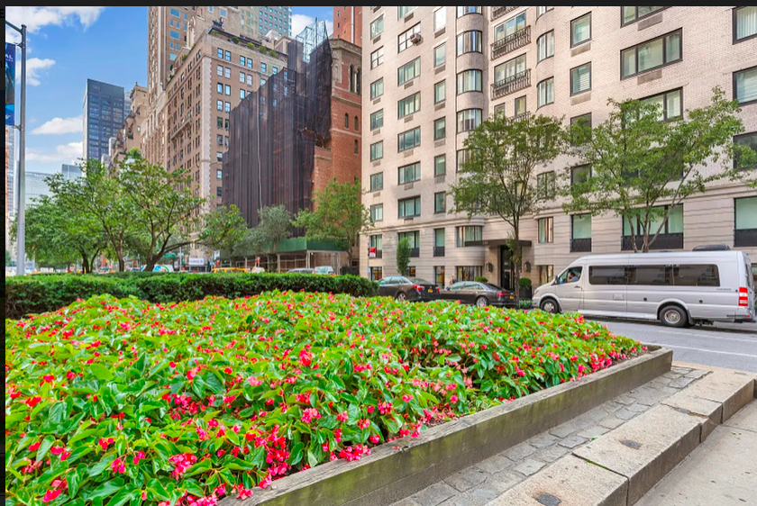 530 Park Avenue, Unit 17A Manhattan, NY 10065 - Photo 20 of 22 a view of a building and yard with green space