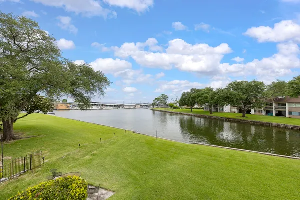 $449,000 | 3930 Knollcrest Drive, Montgomery, TX 77356