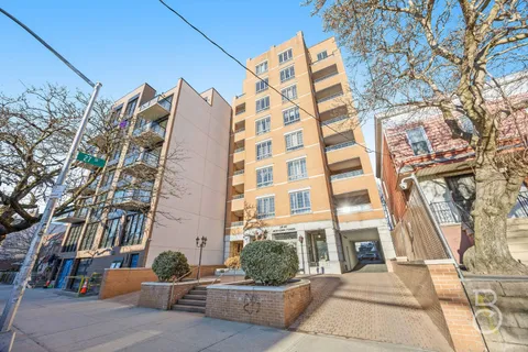 $695,000 | 25-25 Newtown Avenue, Unit 4B | Astoria