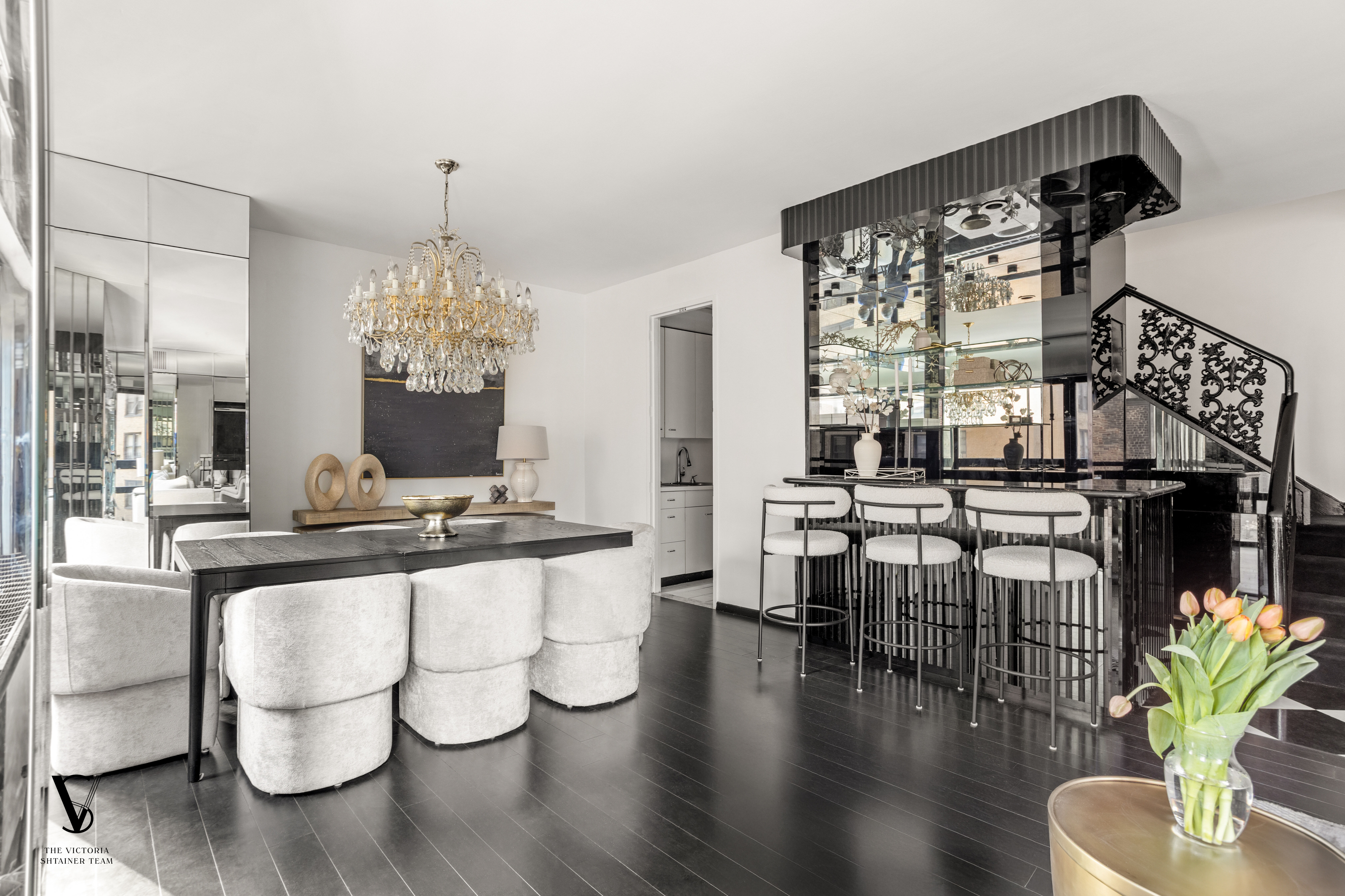 415 East 54th Street, Unit 6D Manhattan, NY 10022 - Photo 4 of 18 a kitchen with a table and chairs