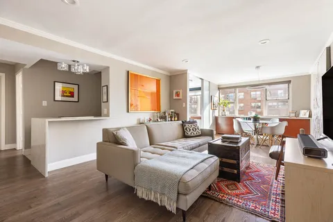 $835,000 | 233 East 70th Street, Unit 17T | Lenox Hill