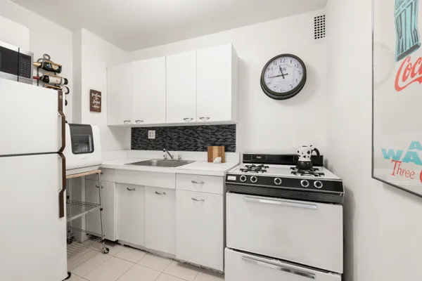 $550,000 | 230 East 15th Street, Unit 9B | Gramercy