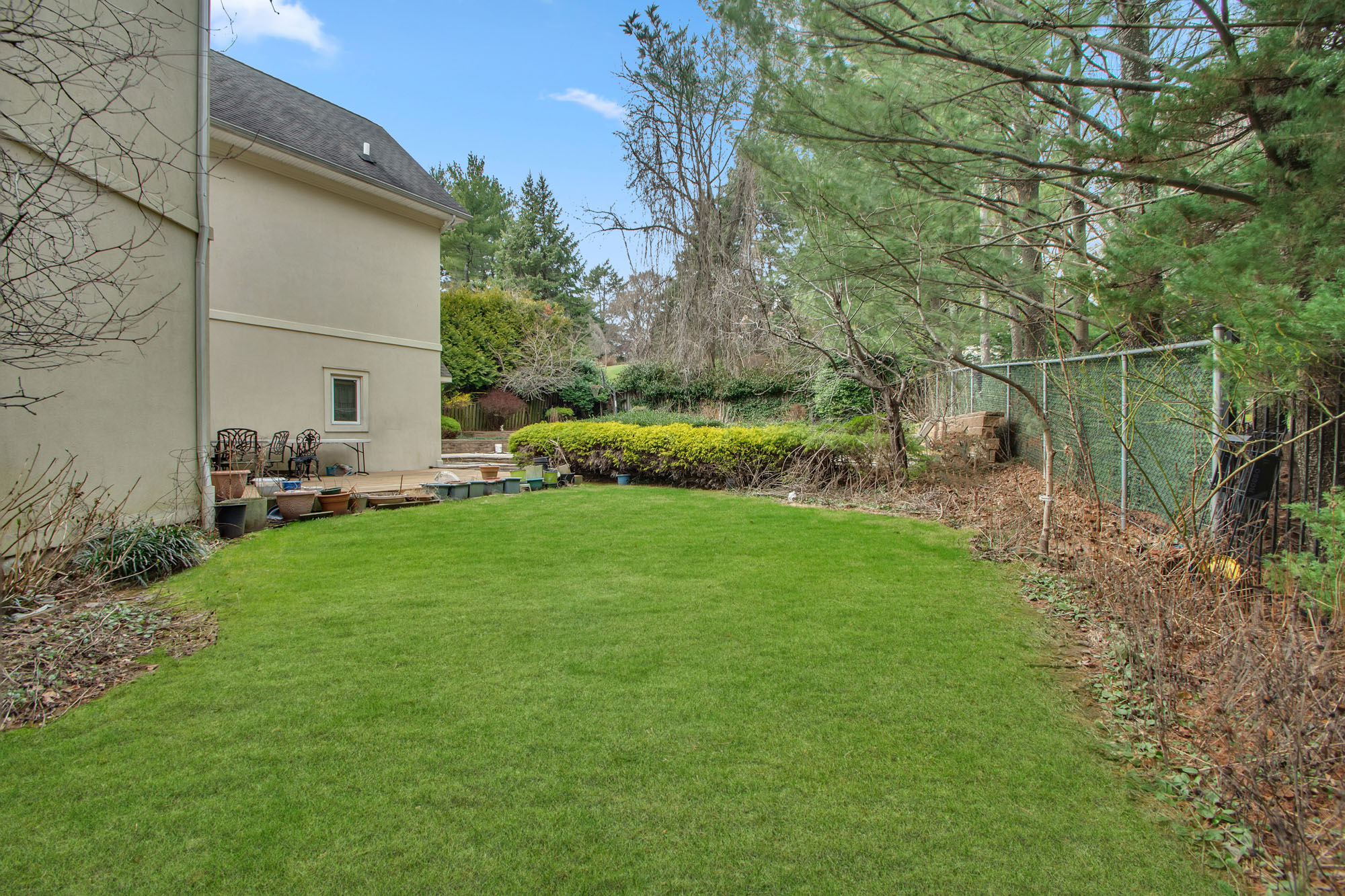 68 Circle Road Staten Island, NY 10304 - Photo 34 of 38 a backyard of a house with table and chairs