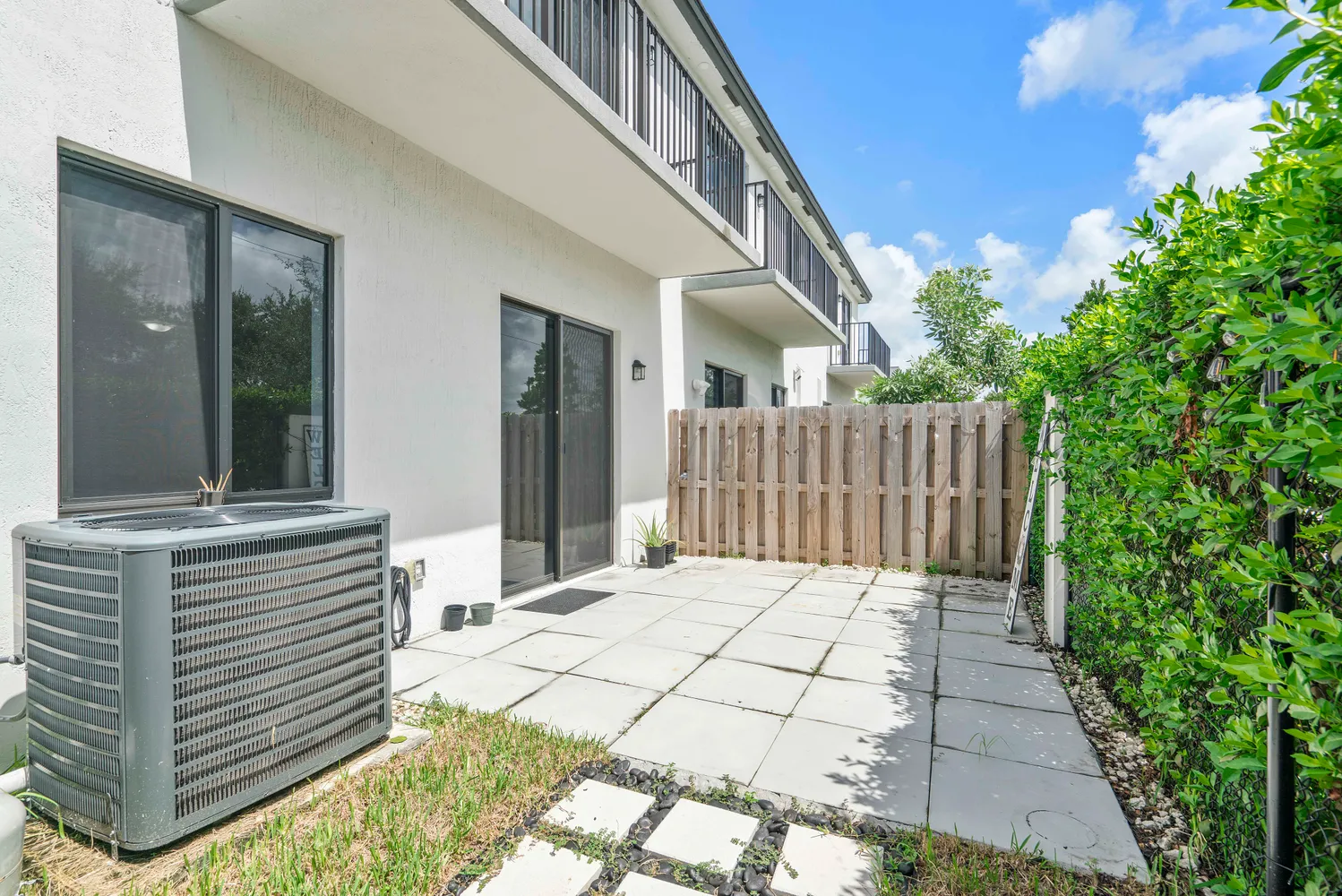 a view of entryway with a garden