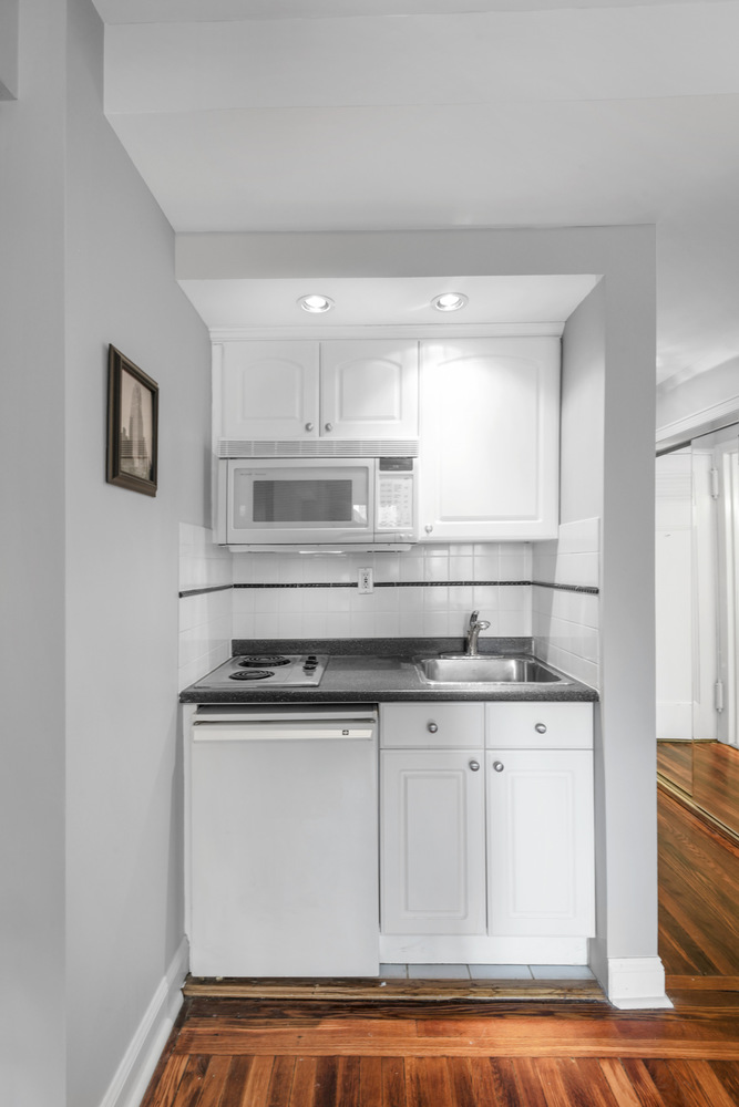320 East 42nd Street, Unit 1516 Manhattan, NY 10017 - Photo 7 of 10