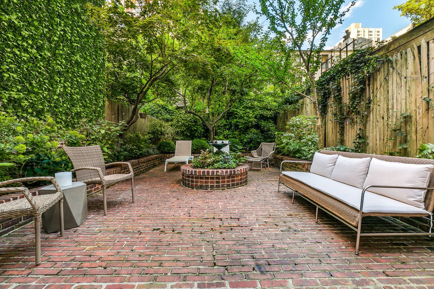 209 East 61st Street Manhattan, NY 10065 - Photo 20 of 27 a backyard of a house with fountain table and chairs