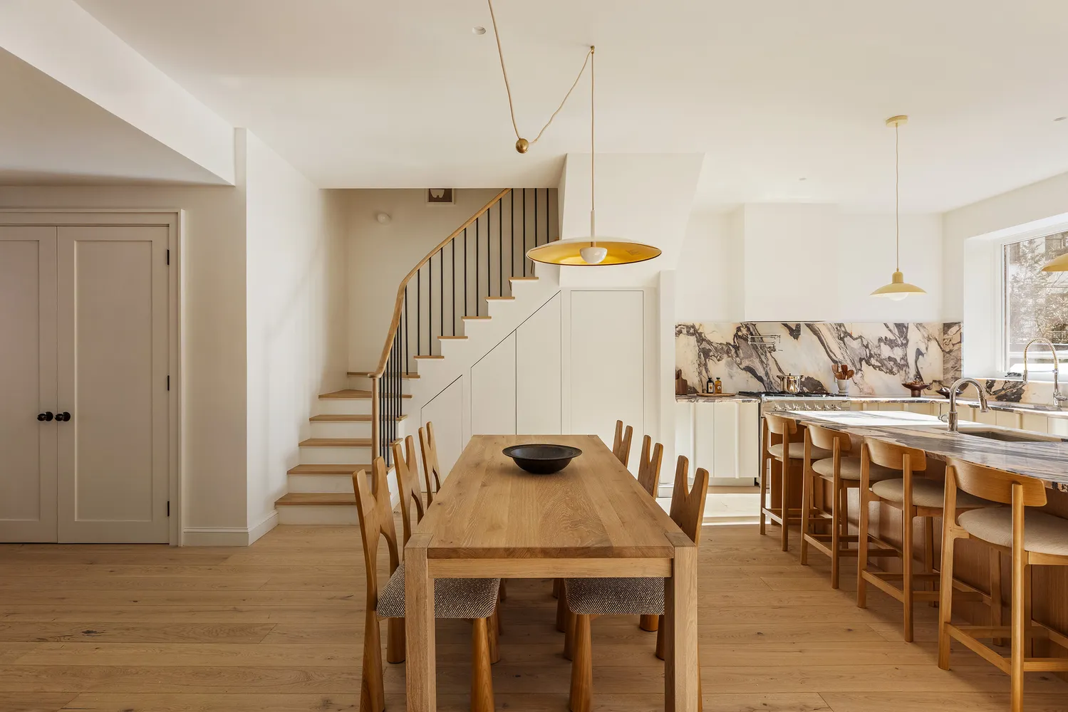 a view of entryway and kitchen