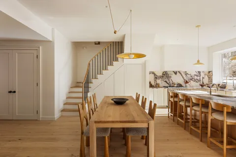 a view of entryway and kitchen