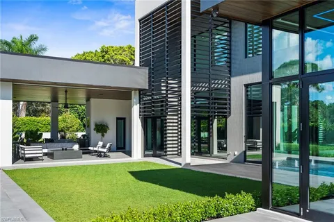 a view of a house with backyard and porch