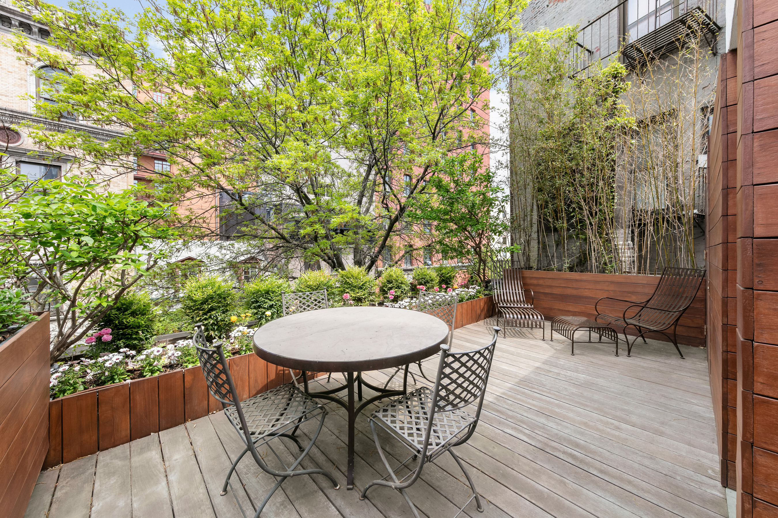 130 Charles Street Manhattan, NY 10014 - Photo 11 of 14 a backyard of a house with table and chairs