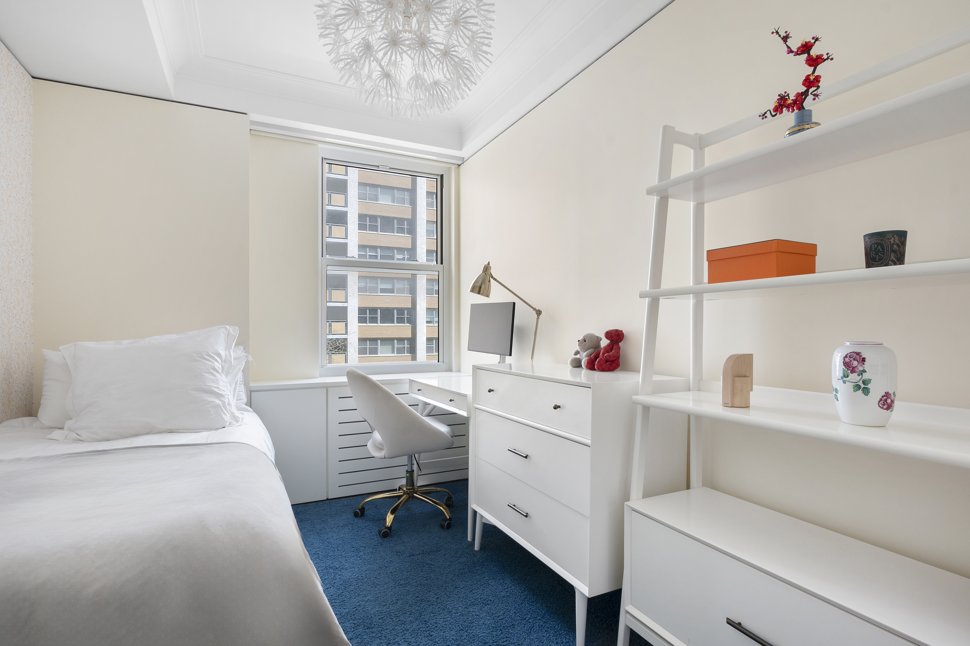 20 West 72nd Street, Unit 500 Manhattan, NY 10023 - Photo 7 of 12 a bedroom with a workspace