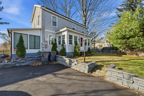 a view of a house with a yard