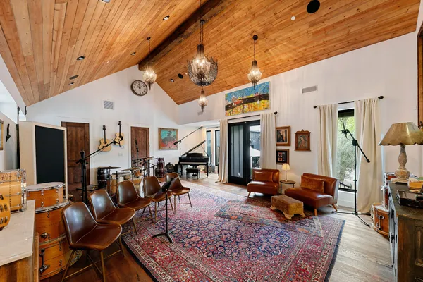 $2,550,000 | 28960 Crags Drive, Agoura Hills, CA 91301