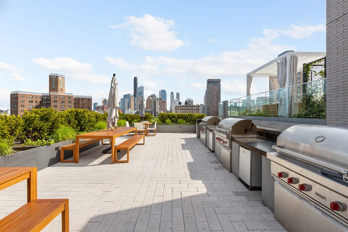 180 Front Street, Unit 7B Brooklyn, NY 11201 - Photo 13 of 25 a view of a terrace with sitting area