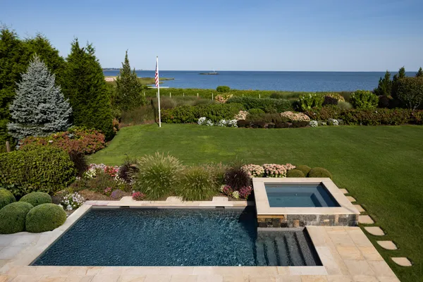 a view of a back yard