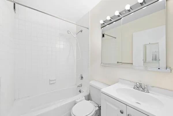 $4,200 | 301 East 45th Street, Unit 19D | Midtown East