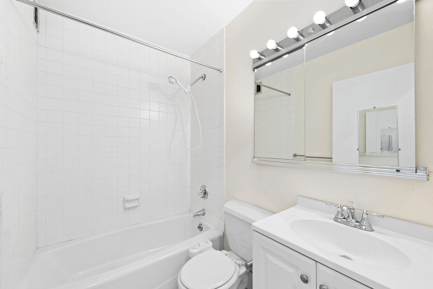301 East 45th Street, Unit 19D Manhattan, NY 10017 - Photo 6 of 9