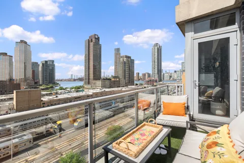 $1,295,000 | 5-49 Borden Avenue, Unit 8G | Long Island City