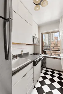 $750,000 | 33 East End Avenue, Unit 9F | Upper East Side