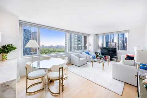 $1,935,000 | 322 West 57th Street, Unit 50H | Hell's Kitchen