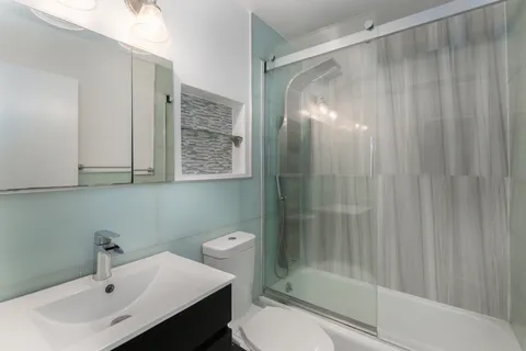 $559,000 | 220 East 60th Street, Unit 10A | Lenox Hill