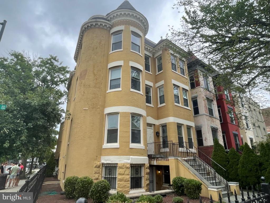 1033 Park Road Northwest, Unit 6 Washington, DC 20010 - Photo 38 of 38 a front view of a multi story building