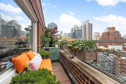 $999,000 | 520 East 76th Street, Unit PHC | Lenox Hill