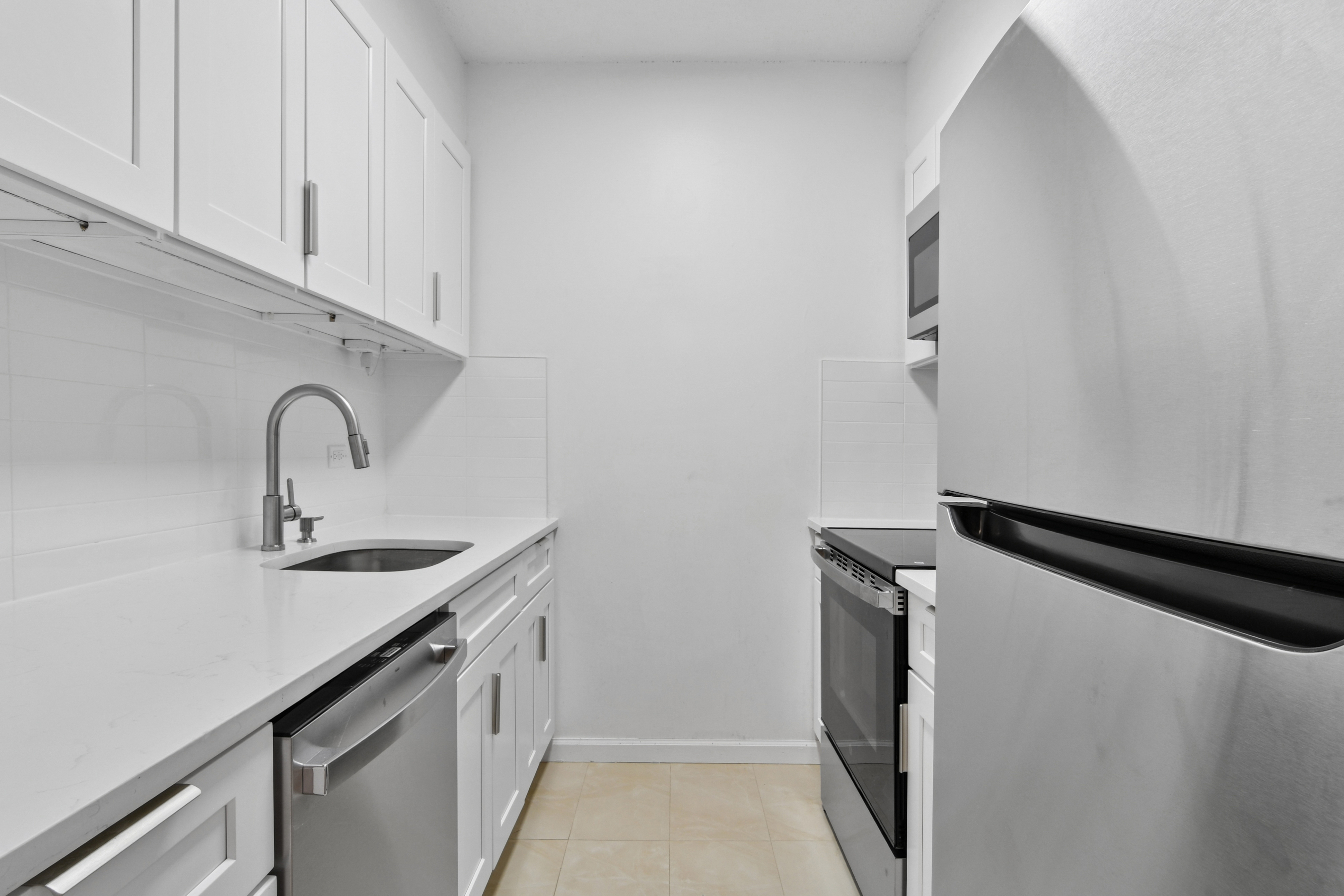 240 East 47th Street, Unit 22B Manhattan, NY 10017 - Photo 4 of 14 Gallery Image 4
