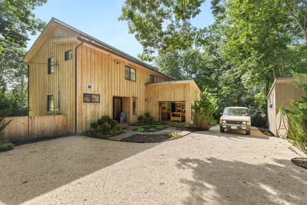$2,395,000 | 2 Oyster Shores Road, East Hampton, NY 11937