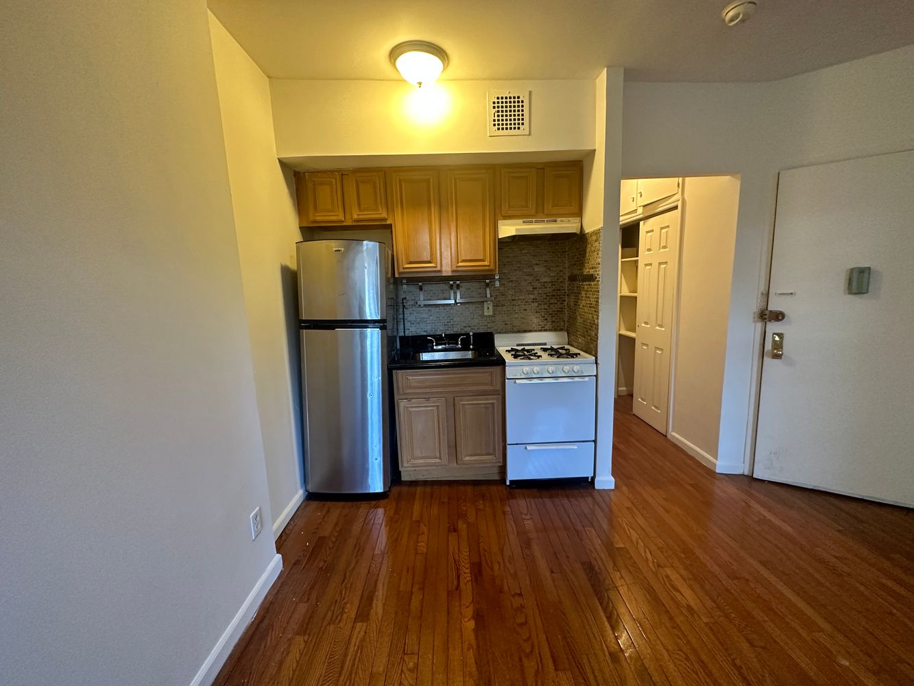 336 East 61st Street, Unit 10 Manhattan, NY 10065 - Photo 2 of 5