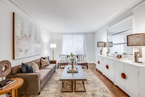 $899,000 | 300 West 53rd Street, Unit 3C | Hell's Kitchen