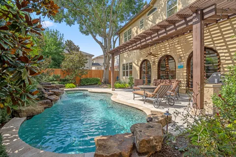 a view of a garden with lawn chairs
