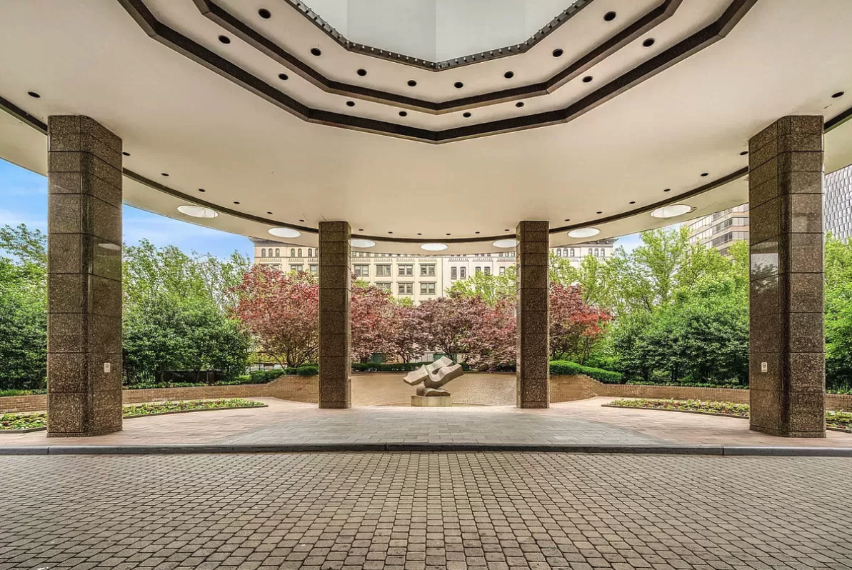 330 East 38th Street, Unit 26F Manhattan, NY 10016 - Photo 7 of 11 a view of an empty room with a large window