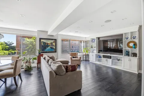 $2,700,000 | 10 East End Avenue, Unit 4JK | Upper East Side