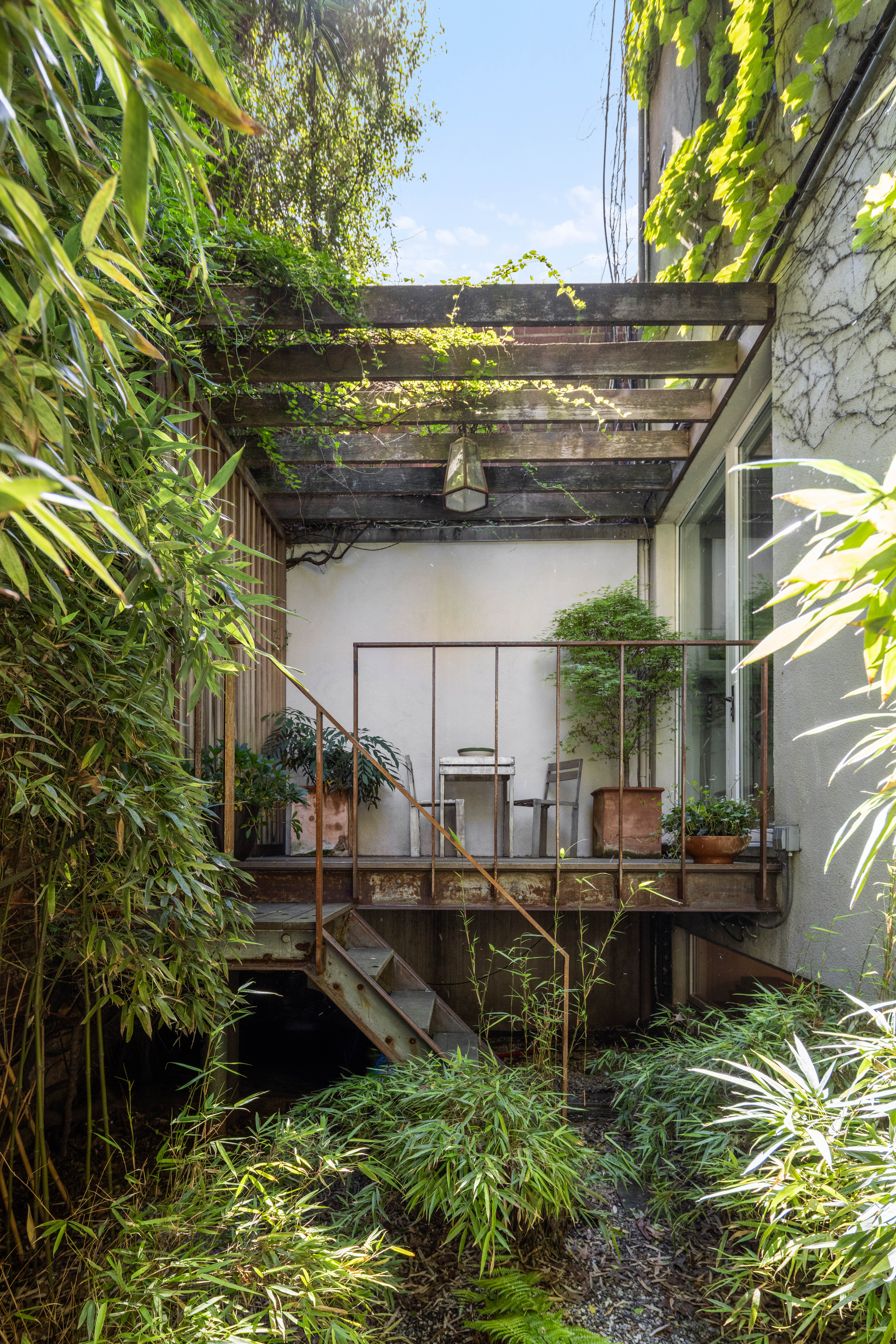 7 MacDougal Alley Manhattan, NY 10011 - Photo 13 of 25 a view of a chairs and table in backyard