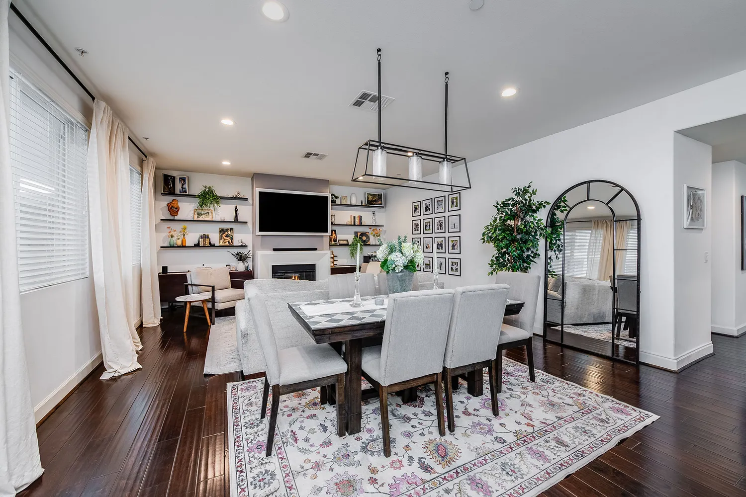 $849,000 | 10878 Bloomfield Street, Unit 211, Toluca Lake, CA 91602