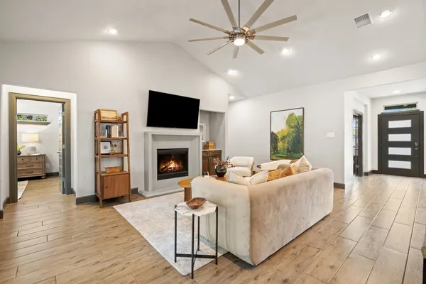 $949,500 | 1614 South College Street, Georgetown, TX 78626