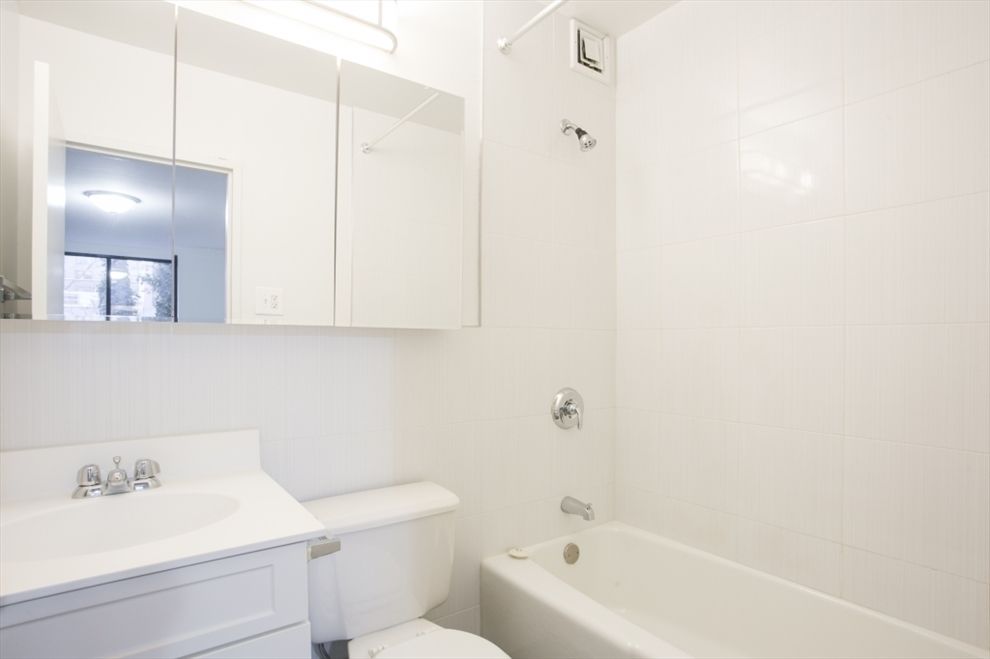 221 East 82nd Street, Unit 5A Manhattan, NY 10028 - Photo 3 of 5