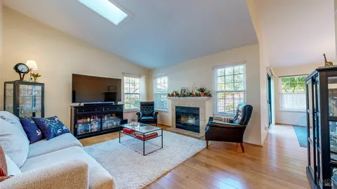 $695,000 | 1678 Creekview Court, Petaluma, CA 94954