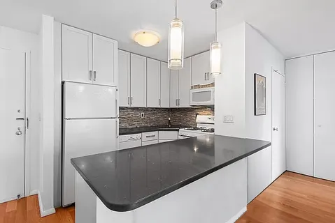 $725,000 | 130 West 67th Street, Unit 10H | Upper West Side