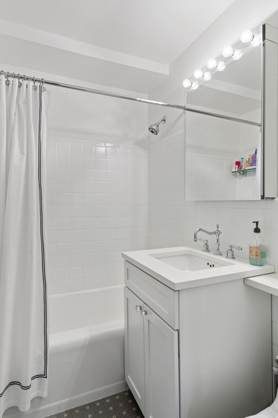235 East 57th Street, Unit 17A Manhattan, NY 10022 - Photo 6 of 9 Gallery Image 6