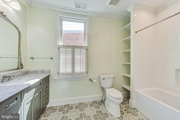 $1,200,000 | 524 10th Street Southeast, Washington, DC 20003