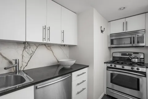$925,000 | 372 5th Avenue, Unit 3M | Midtown South