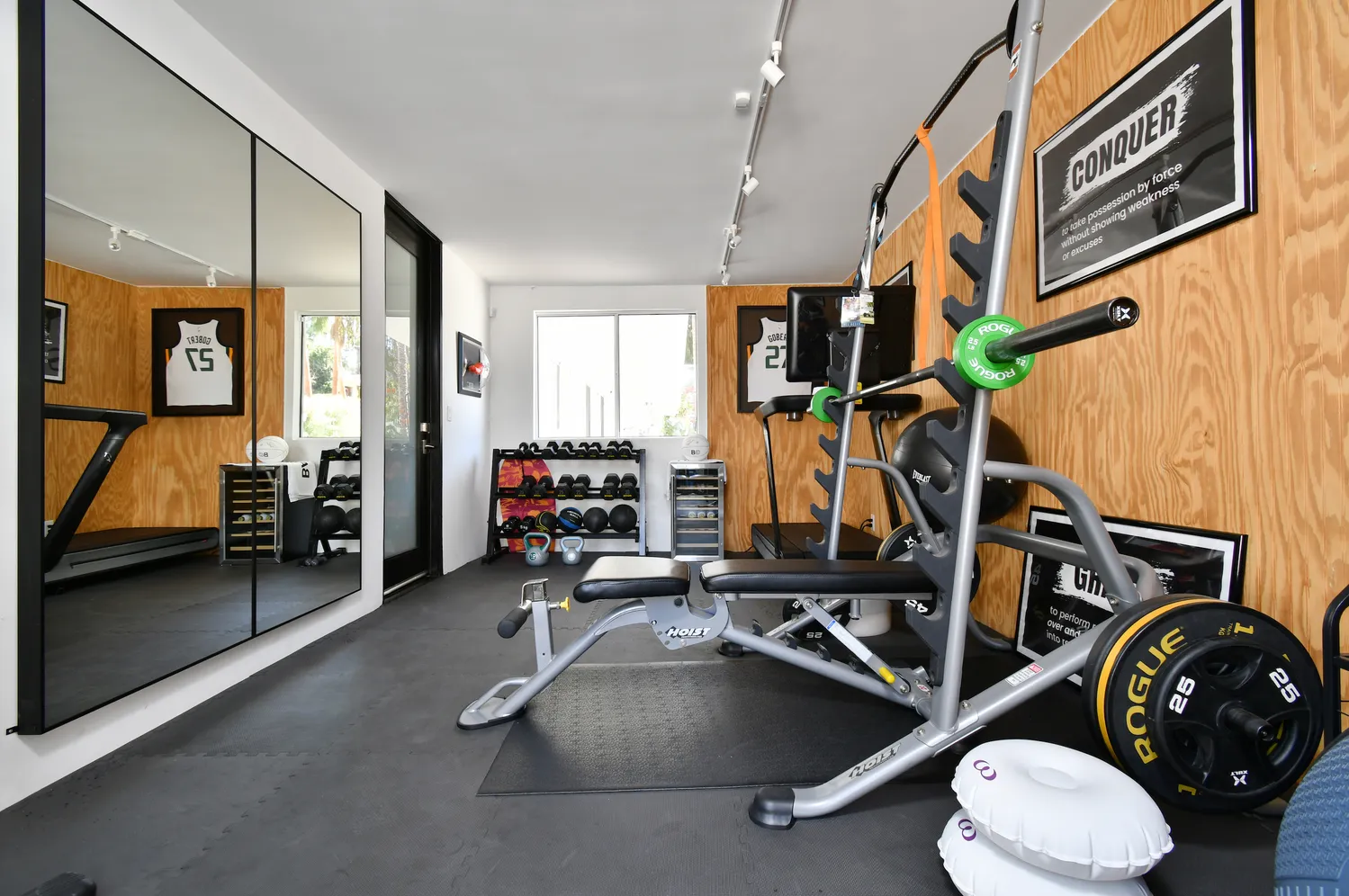 $3,025,000 | 20150 Delita Drive, Woodland Hills, CA 91364