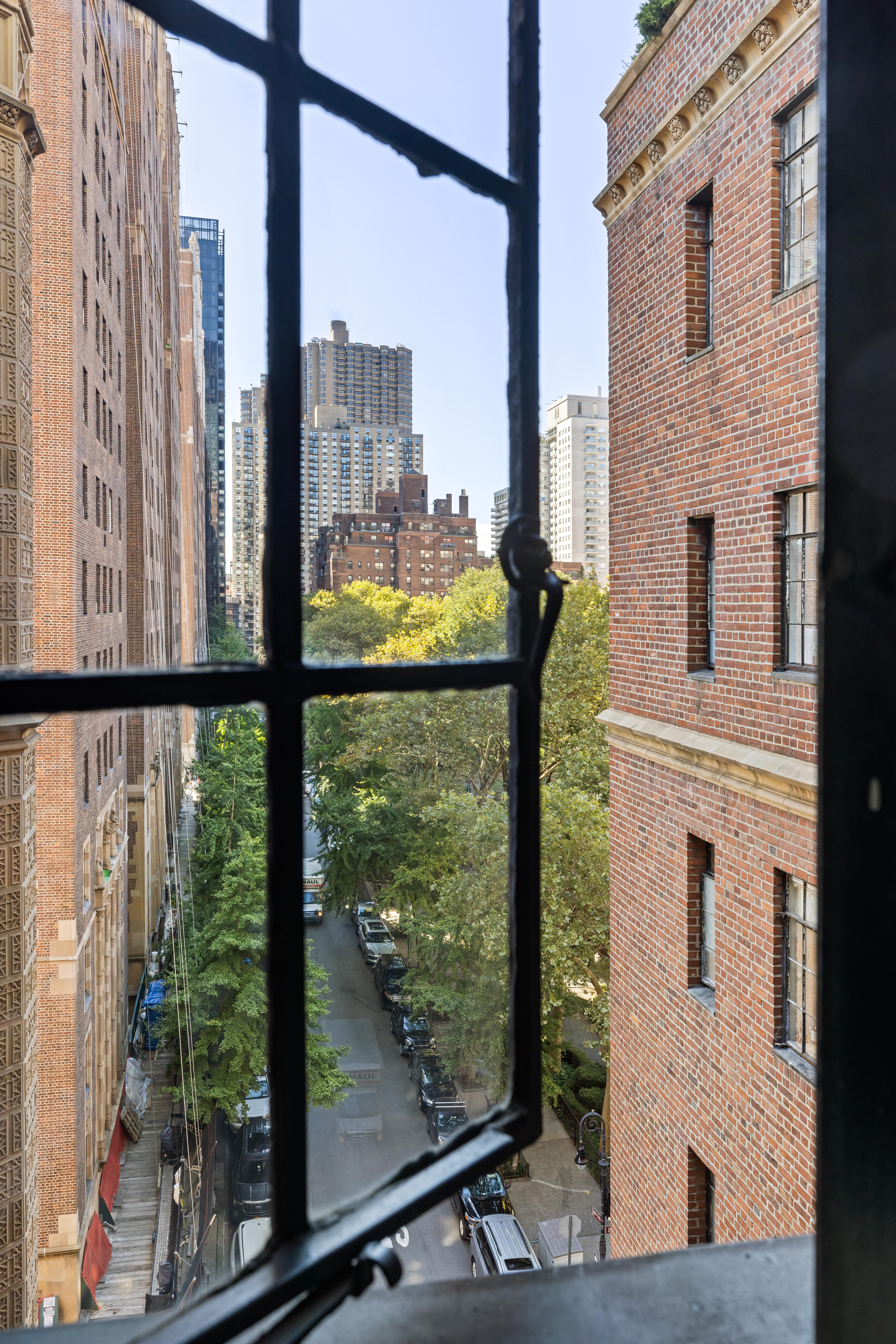 333 East 43rd Street, Unit 922 Manhattan, NY 10017 - Photo 4 of 14 a view of sky from window